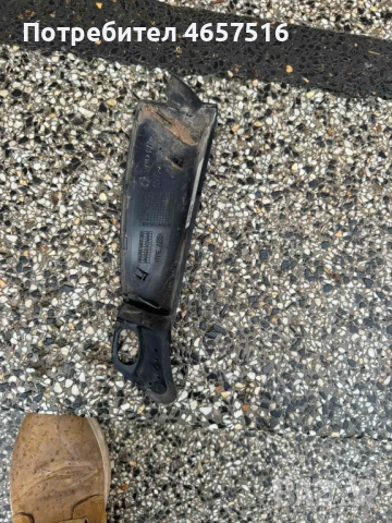 Лява пластмаса криеща болтовете на стопа на багажника на Ауди Audi A8 D4 H4 само за 20лв. 4h0945255, снимка 2 - Части - 52521516