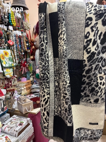 Дамски шалове от Кашмир, снимка 8 - Шалове - 52324452