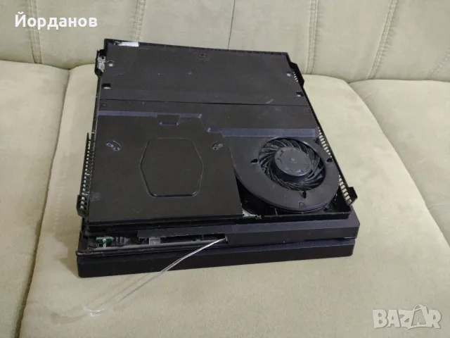 работещ Playstation 4 Pro 1тб. цял за ремонт или части., снимка 2 - PlayStation конзоли - 56004815