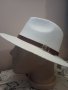 Бяла лятна мъжка шапка Права периферия, снимка 1 - Шапки - 41363472