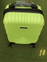 Стилен куфар с колелца 