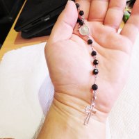 Броеница, сребърна католическа молитвена броеница със черни бляскави фасетирани оникси Светеца Шарбе, снимка 5 - Колиета, медальони, синджири - 34135118
