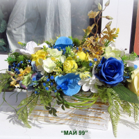 Композиция за маса с жълти и сини рози, снимка 2 - Изкуствени цветя - 36466883