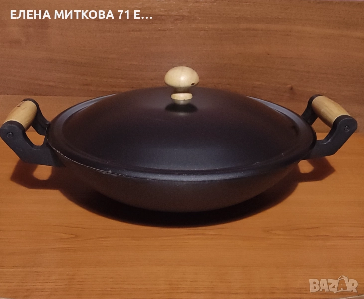 Много голям и много тежък дълбок чугунен тиган с ляти дръжки и дървени ръкохватки, снимка 1