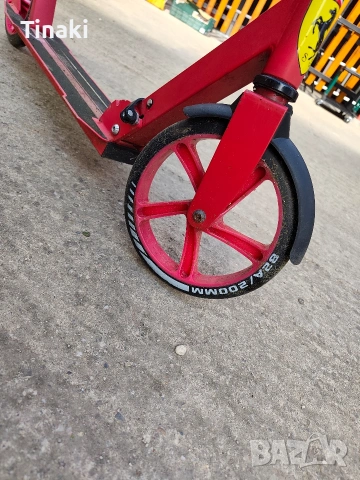 Детска тротинетка Ferrari , снимка 4 - Скутери и тротинетки - 53845407