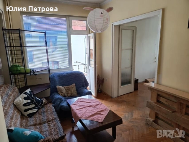 Дава под наем тристаен в центъра. 