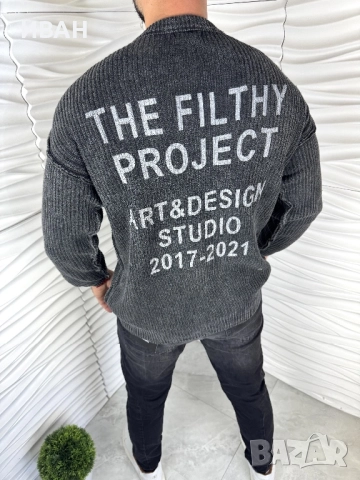 Мъжки пуловер в сив цвят с надпис на гърба