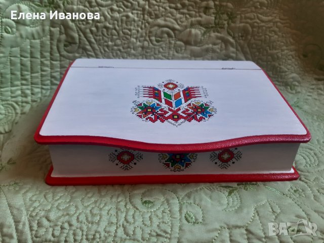 Ръчно изработена ракла с народни шевици