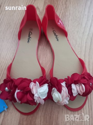 дамски червени сандали с цветя