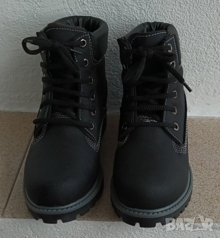 Дамски ортопедични боти с връзки и бели тигели за ефект.