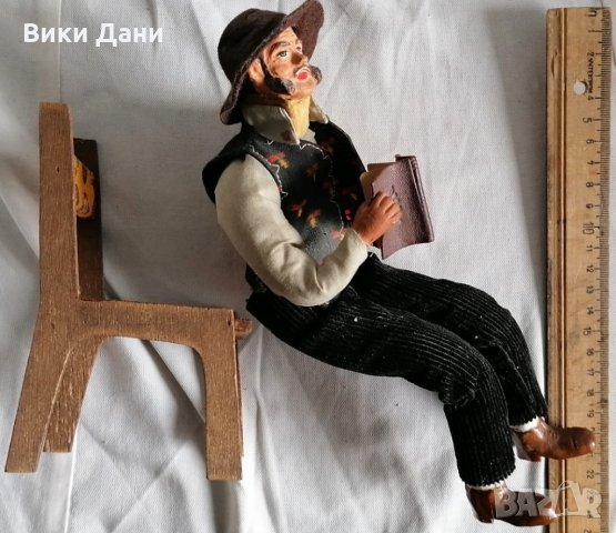 ретро Франция мъж с дрехи чете на дървен стол, снимка 6 - Колекции - 35715128