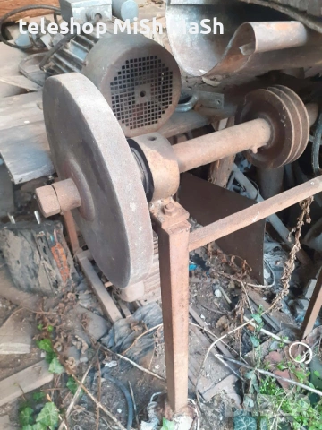 два Ел мотора трифазни със стойка с вал за шмиргел , снимка 3 - Други машини и части - 53098870