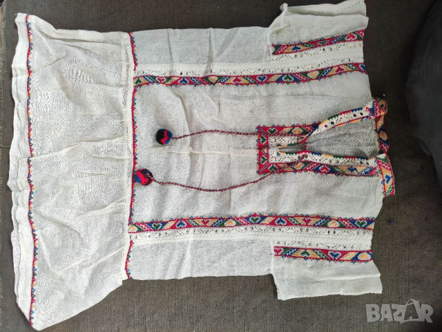 Продавам Детска риза , рокличка с шевица ,може би част от носия