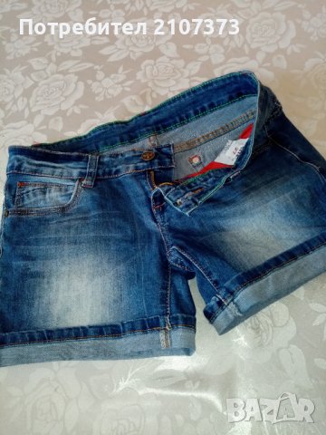 Продавам къси дънкови панталони за момиче