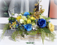 Композиция за маса с жълти и сини рози, снимка 2