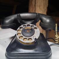 стар бакелитен телефон, снимка 1 - Антикварни и старинни предмети - 44755919