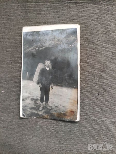 Продавам снимка "Момче с кош - хлебар , снимка 1