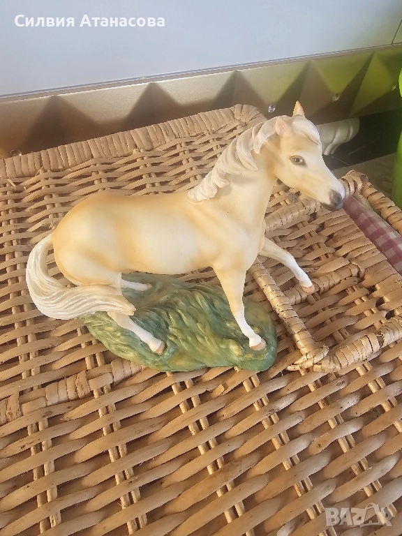 Порцеланови сувенири Коне , снимка 1