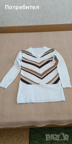 Вълнен пуловер с остро деколте S-М, снимка 1