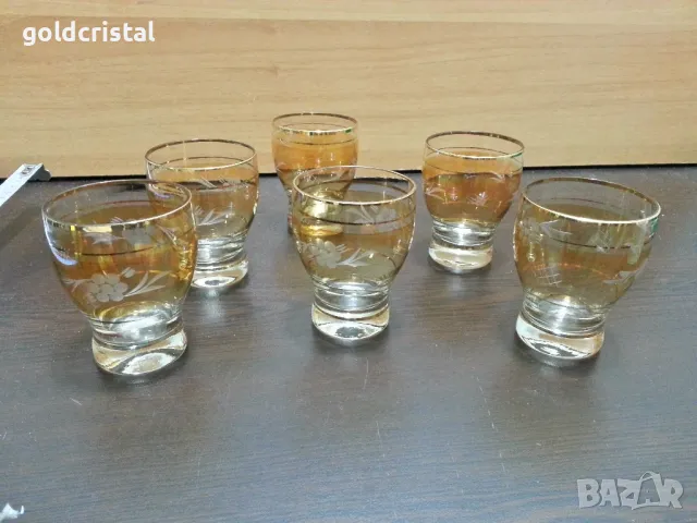 стари стъклени чаши 
