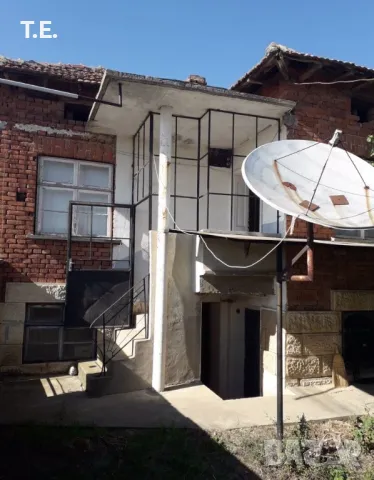 Къща на два етажа с гараж, градина и стопански постройки, снимка 5 - Къщи - 50406139