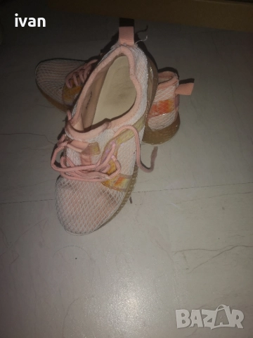 дамски спортни обувки 38 номер дишаща материя и подметка много удобни в перфектно състояние , снимка 4 - Маратонки - 51784937