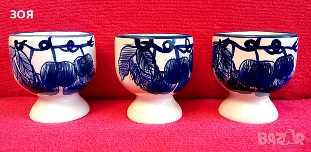 Порцеланови поставки за яйца за Великден.