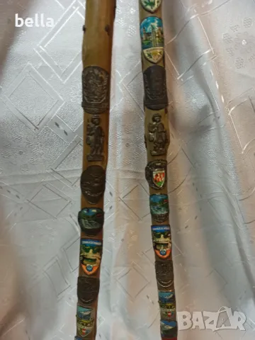 2 тиролски бастуна -и двата бастуна са почти пълни с типичните знаци ,значки ., снимка 4 - Други ценни предмети - 49646977