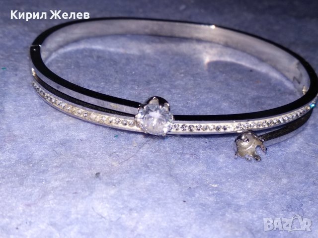 СРЕБРИСТА МОДНА АРТ ГРИВНА с ФАСЕТИРАНИ БЛЕСТЯЩИ КРИСТАЛИ 37444