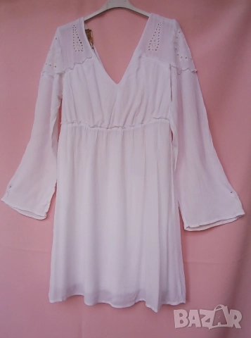 Дамска кенарена рокля с дълъг ръкав и остро деколте с бродерия.