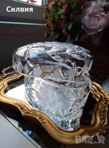 Кристална купа с капак 