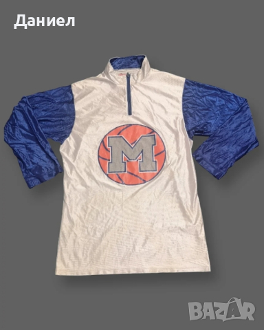 Колежанска баскетболна блуза. 