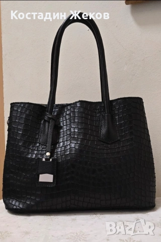 Тази елегантна италианска черна чанта е изработена от естествена кожа с крокодилски ефект , снимка 2 - Чанти - 53827551