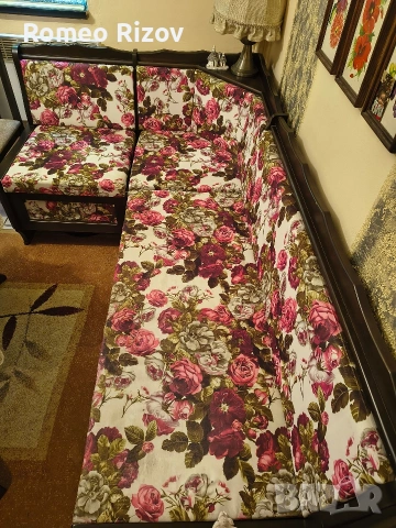 продавам кухненски ъгъл с маса и три стола