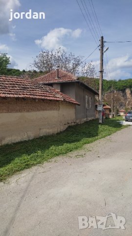 Продавам къща с двор в село Нисово 