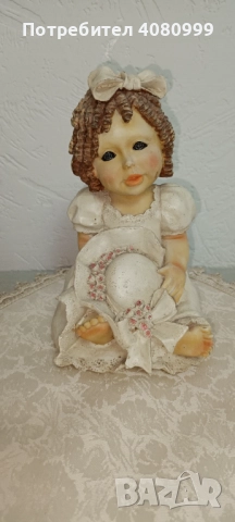 Фигурка "Къдраво момиченце с капела в скута", клей, мисля. , снимка 2 - Колекции - 51969110