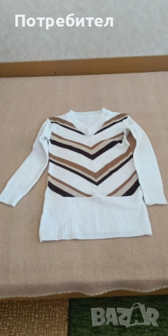 Вълнен пуловер с остро деколте S-М