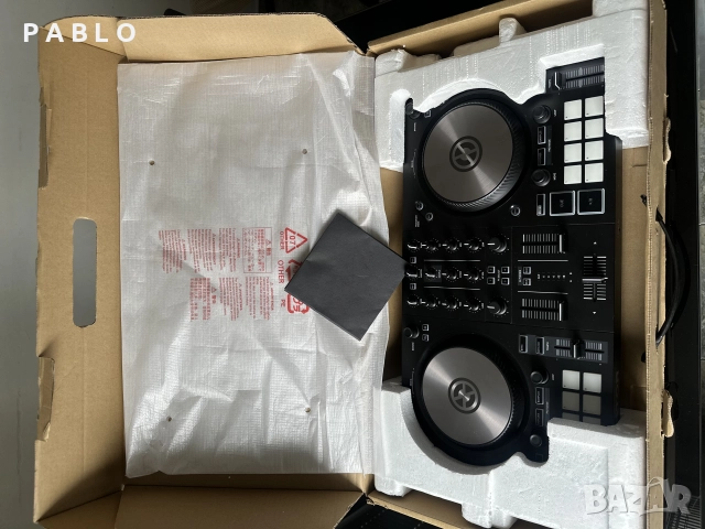 DJ контролер Native Instruments Traktor Kontrol S2 Mk3, 2 канала, 16 падове, многоцветен, снимка 3 - Ресийвъри, усилватели, смесителни пултове - 52255354