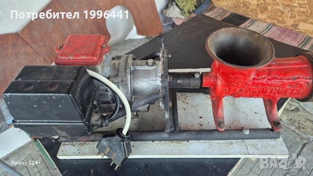 Електрическа машина за мелене на месо.