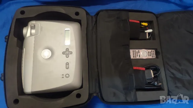 Отлично работещ видео проектор DELL с куфар, дистанционно и кабели. Прожектор за компютър / лаптоп, снимка 2 - Плейъри, домашно кино, прожектори - 49767637