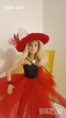 кукла Барби -Mattel с червена шапка