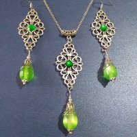 Прекрасен комплект бижута със смарагдово зелено с красиви орнаменти с цвят сребро , снимка 1 - Бижутерийни комплекти - 41496580