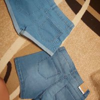 Дънкови къси панталонки размер S, снимка 2 - Къси панталони и бермуди - 41699830