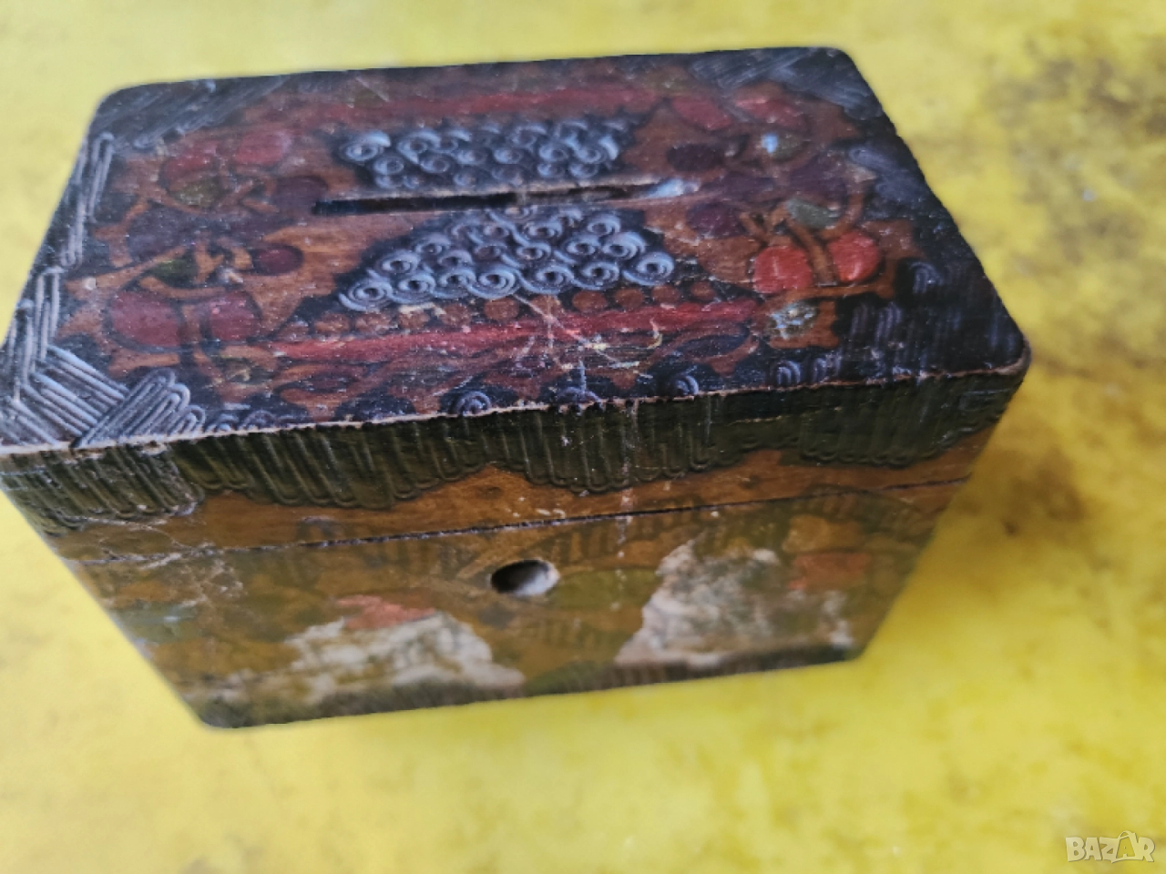 касичка дървена с пирография и рисунки ( детска от соц.времена), с ключе, снимка 1