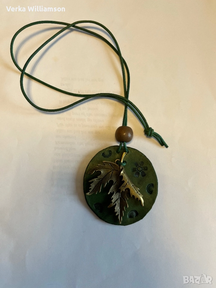 Модел 92. Зелено колие от естествена кожа и метален кленов лист, снимка 1