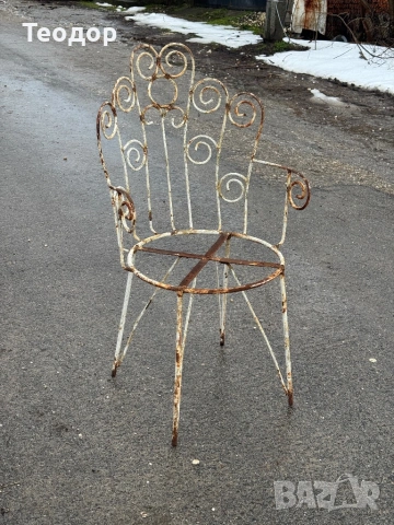 Соц метален стол от бивша сладкарница