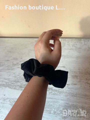 Велурено черно скрънчи тип текстилен ластик за коса 🖤, снимка 3 - Аксесоари за коса - 53120349