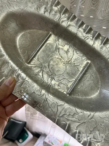 Винтидж Алуминиев поднос с дръжки Релефни флорални плодове Motil theartlyons, снимка 4 - Антикварни и старинни предмети - 47952653