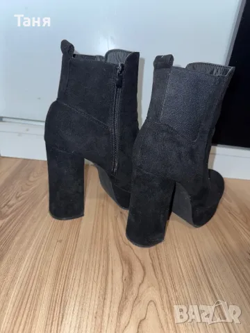 Дамски боти на ток 