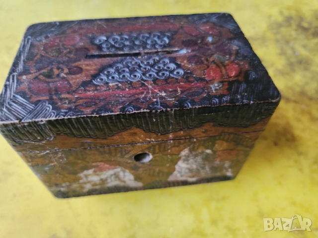 касичка дървена с пирография и рисунки ( детска от соц.времена), с ключе